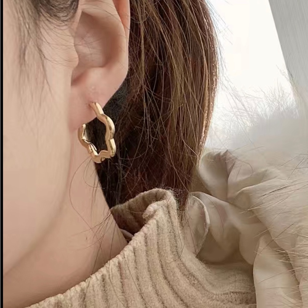 Gold huggie wavy earrings ✨ - Picture 3 of 5